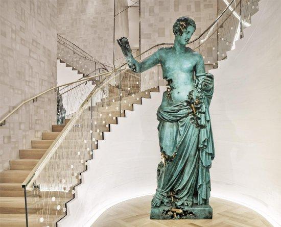 位于蒂芙尼纽约第五大道旗舰店的《Bronze Eroded Venus of Arles》