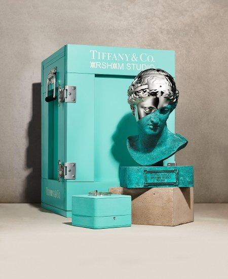 Tiffany Arsham Studio联名半身雕像，联名限量版Tiffany T1系列18K白金镶嵌沙弗莱石及钻石手镯，定制蒂芙尼蓝板条箱及蒂芙尼蓝色礼盒