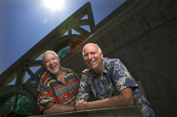 2009年7月圣迭戈会展中心外的理查德·阿尔夫（左）和迈克·托里（右）