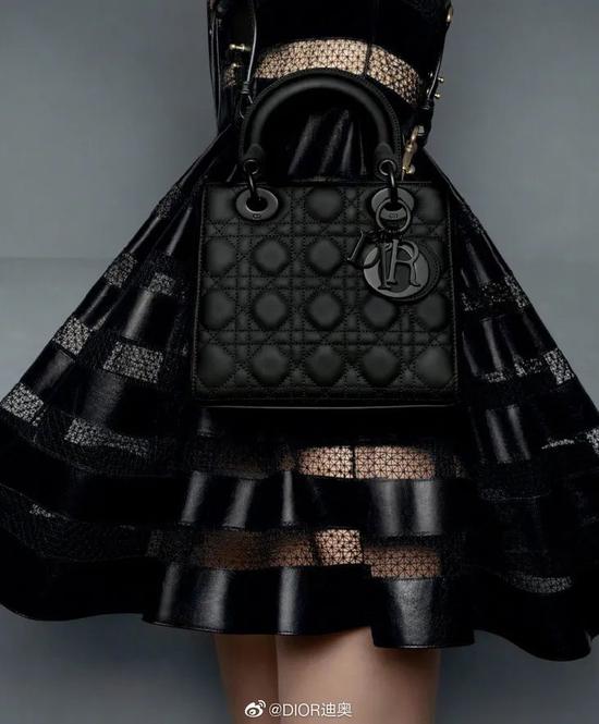 中号Lady Dior手袋 售价：40000元